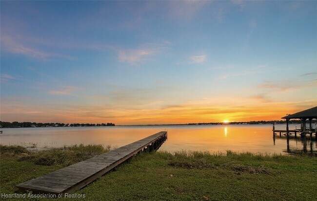 Foto del edificio - 3350 Lakeview Dr