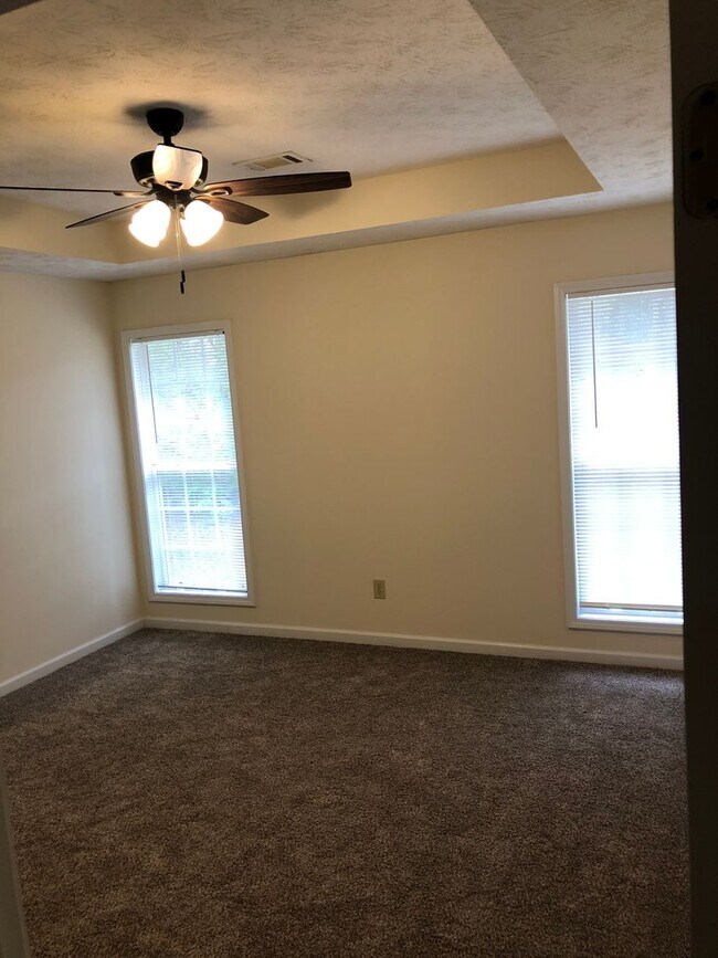 Foto del edificio - 717 Pine Hill Ct