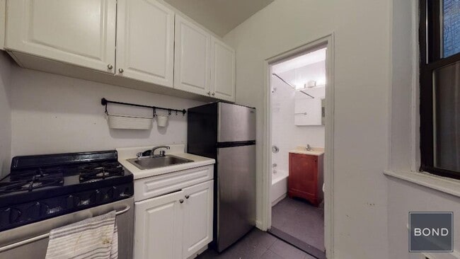 Building Photo - 432 E 83rd St