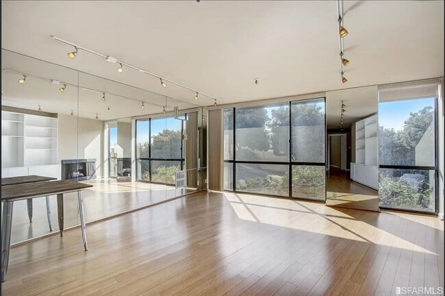 Building Photo - 1 Bed/1 Bath In Pacific Heights with Parking and Roof Deck