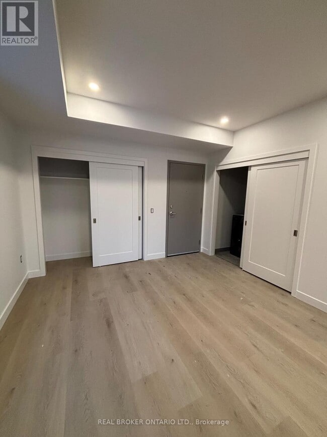 Building Photo - 184 Woodroffe Ave