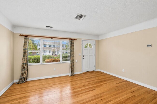 Building Photo - 206 17th Ave NE
