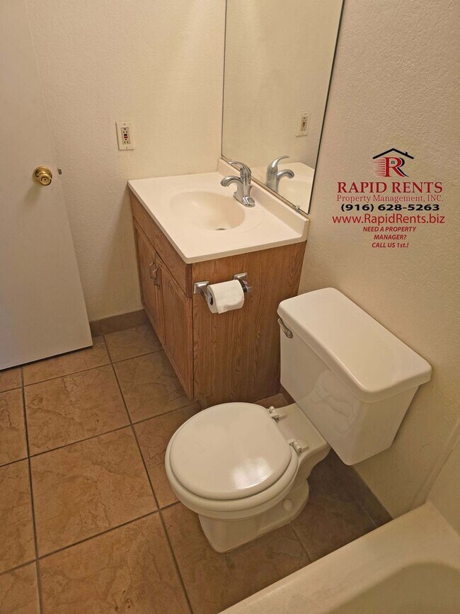 Building Photo - Nice 2Bd x 1Bth x 1Car Duplex