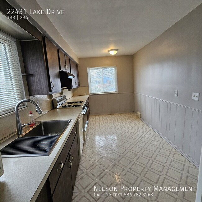 Foto del edificio - 22431 Lake Dr