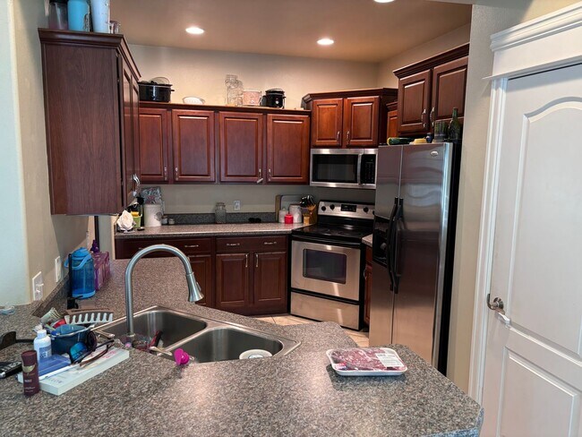 Building Photo - 4 bed 3 Home in Coveted West End Neighborhood