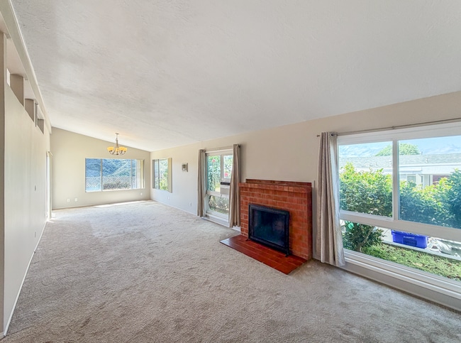 Building Photo - Stunning 3B/2BA Spacious House with Attached Garage and Large Yard in Clairemont!