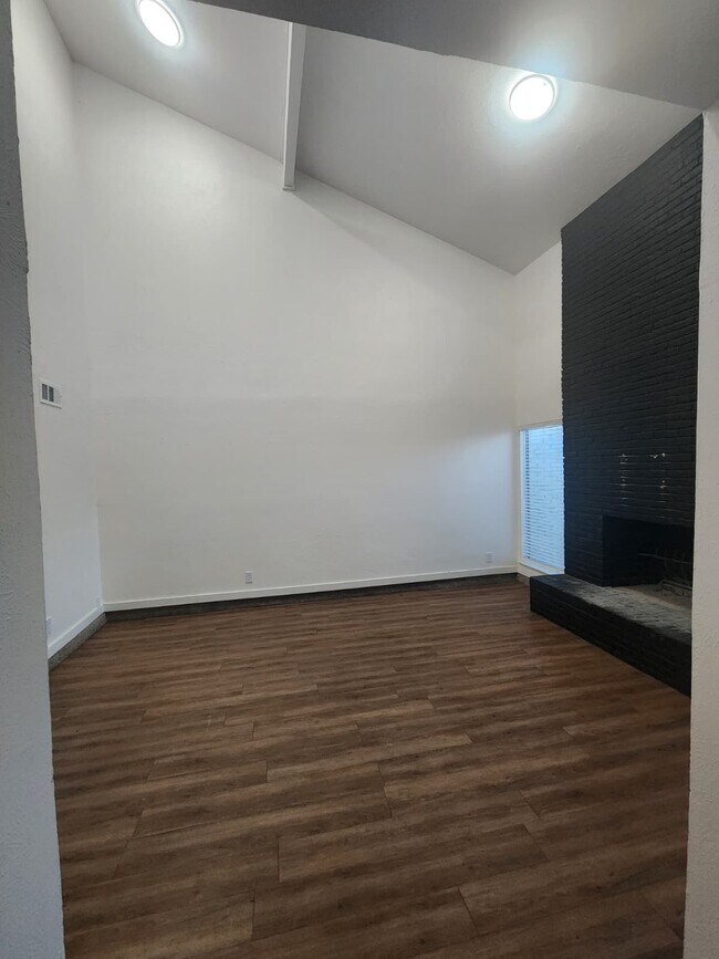 Building Photo - 210 Trellis Pl