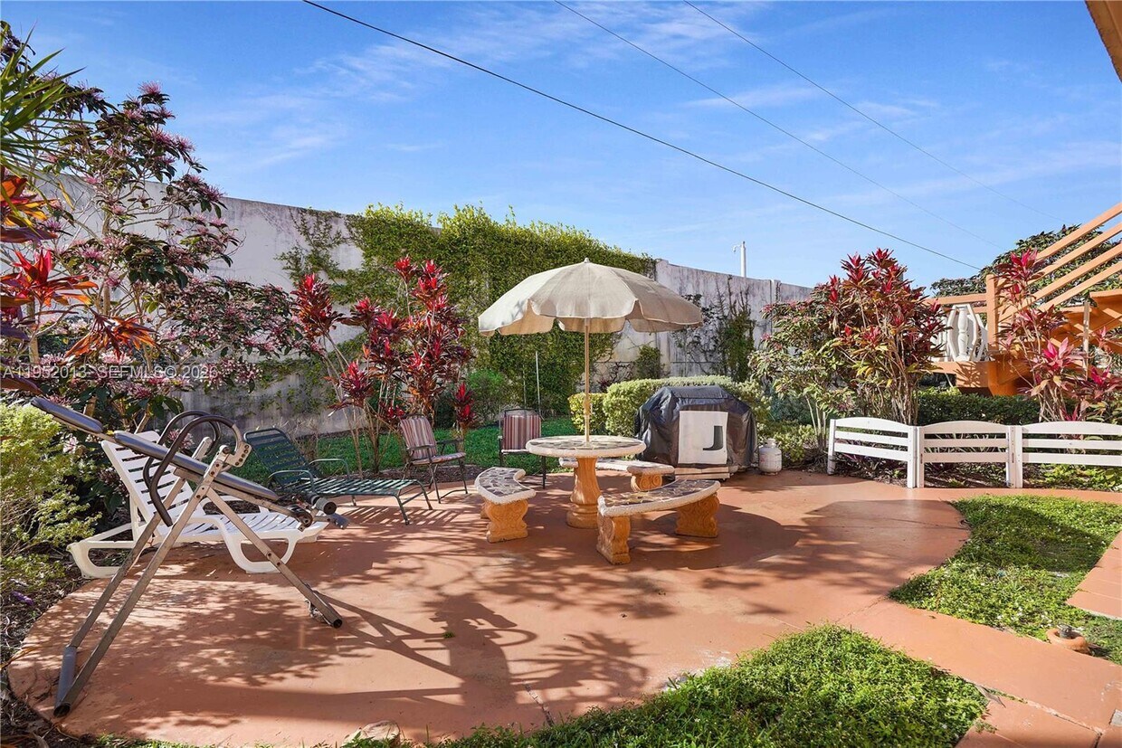 Building Photo - 820 SW 11th Ave