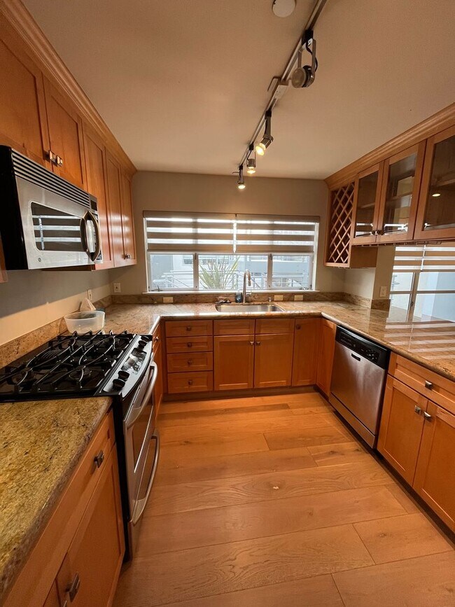 Foto del edificio - 2BR/1BA with Large Private Patio, Parking & Rooftop Deck in Marina