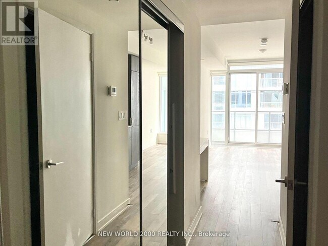 Building Photo - 27 Bathurst St