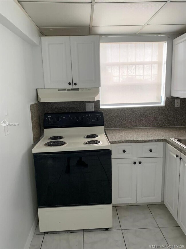 Building Photo - 11 SW 32nd Ave