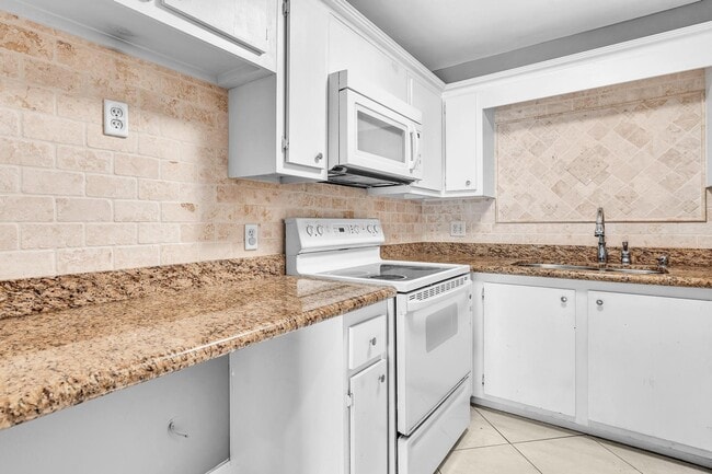 Photo - 5961 N Falls Cir Dr (Lauderhill, FL) Apartment