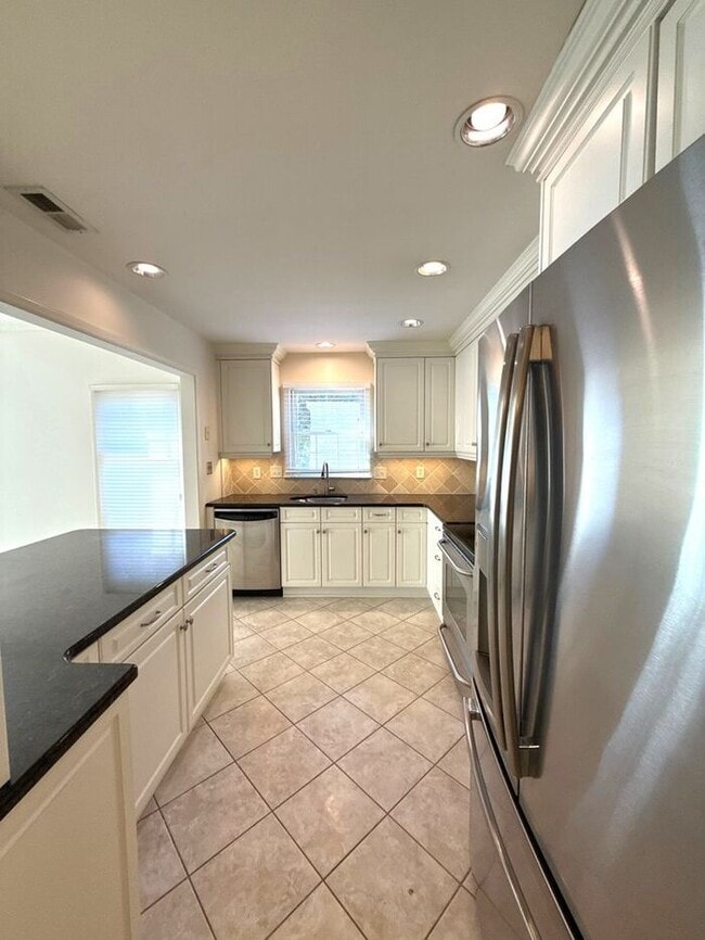 Building Photo - King John Condos