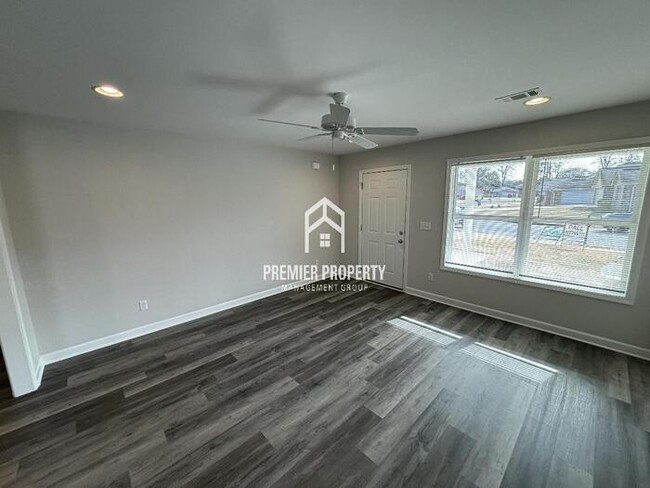 Building Photo - 224 Bradford Circle - Available Now!