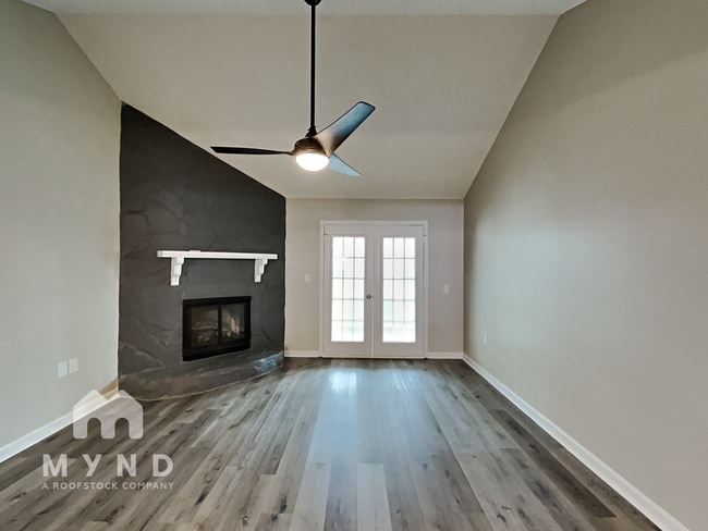 Foto del edificio - 208 Oak Cir N