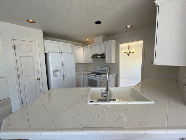 Building Photo - Beautiful Bethany Home with High Ceilings,...