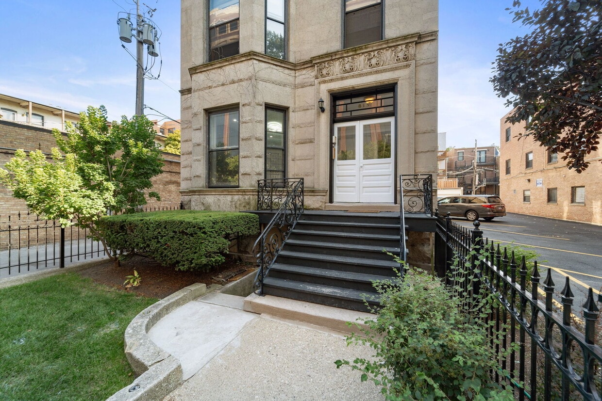 Primary Photo - 815 W Wellington Ave