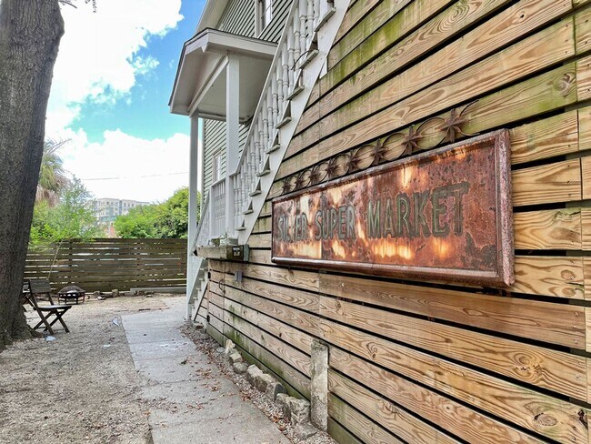 Foto del edificio - Available 8/1. Gorgeous 2 BR/1 BA Unit in the Historic East Side!
