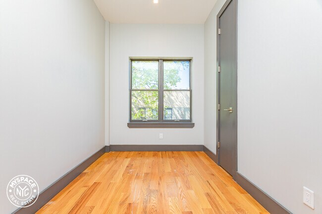 Building Photo - 1443 Lincoln Pl