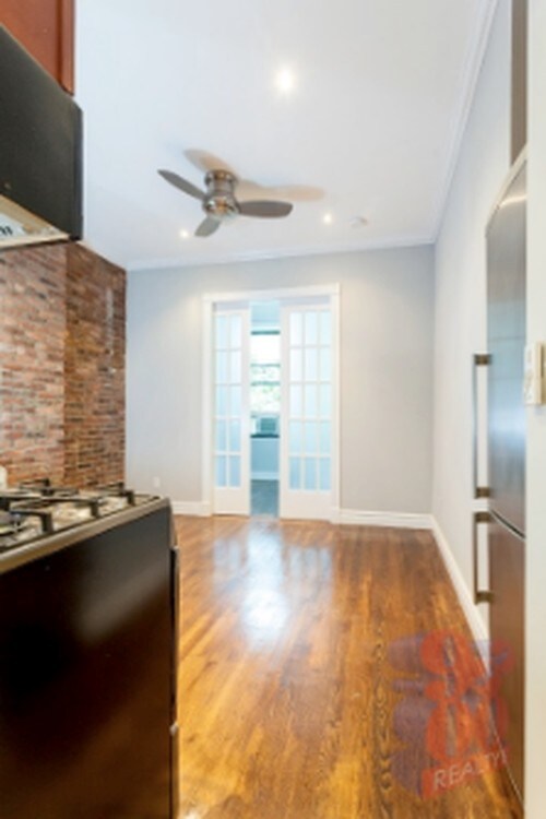 Building Photo - 252 MOTT St