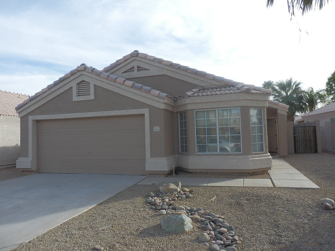 Primary Photo - Spacious 3-Bedroom Home with Pool in Beaut...