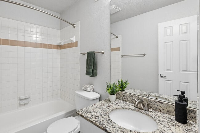 2BR, 1BA - 900SF - Bathroom - Vue at 1400