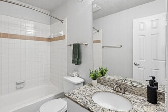 2BR, 1BA - 900SF - Bathroom - Vue at 1400