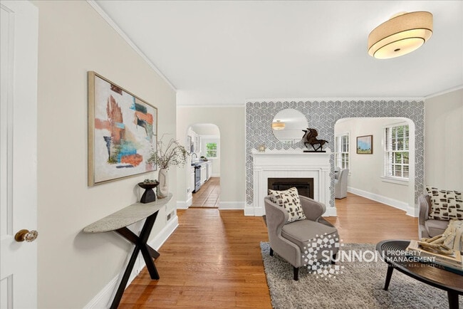Building Photo - Adorable 3 Bedroom in Plaza Midwood Close to Everything