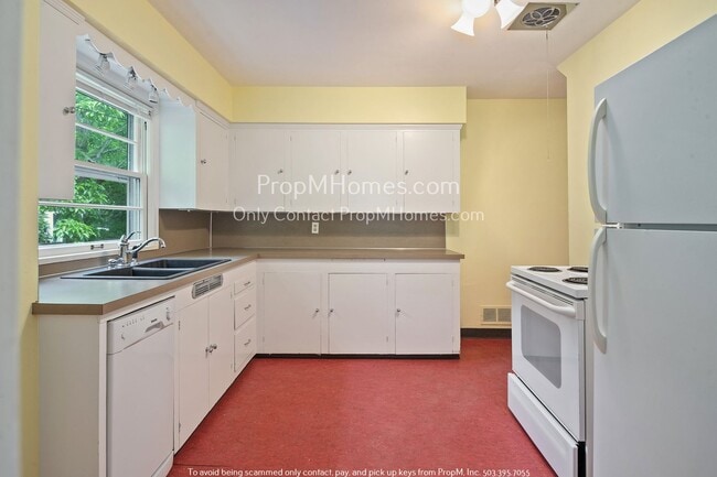 Building Photo - Two Bedroom, One Bathroom with Classic Charm!