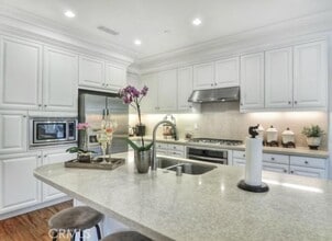 Building Photo - 41 Bianco