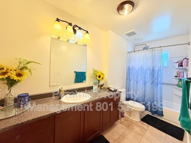 Building Photo - 247 S 700 W