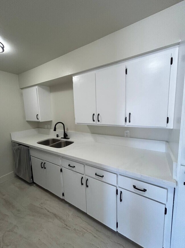 Foto del edificio - 4455 E Clay Ave
