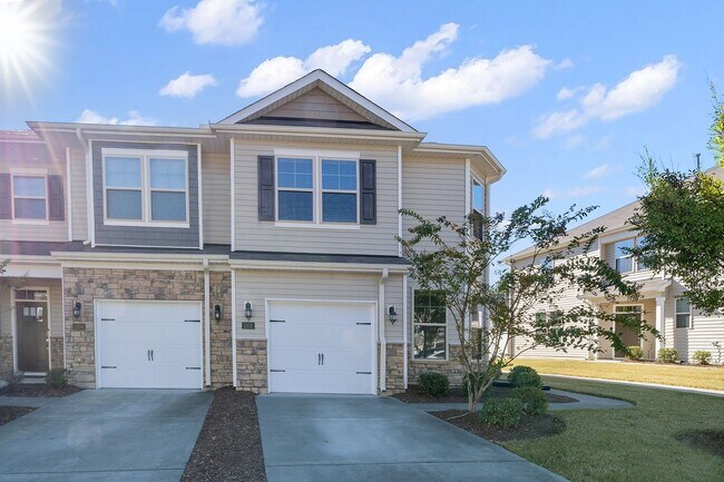 Foto del edificio - **Spacious 3/2.5 Townhome in Durham**
