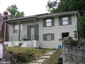 Building Photo - 127 Shirley St
