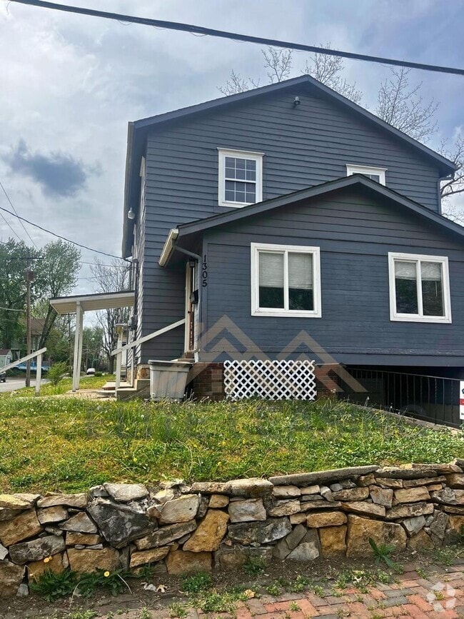 Building Photo - 1305 SW Clay St