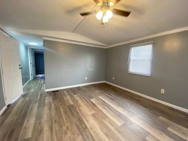 Building Photo - 3 Bedroom, 2 Bath Mobile Home located in R...