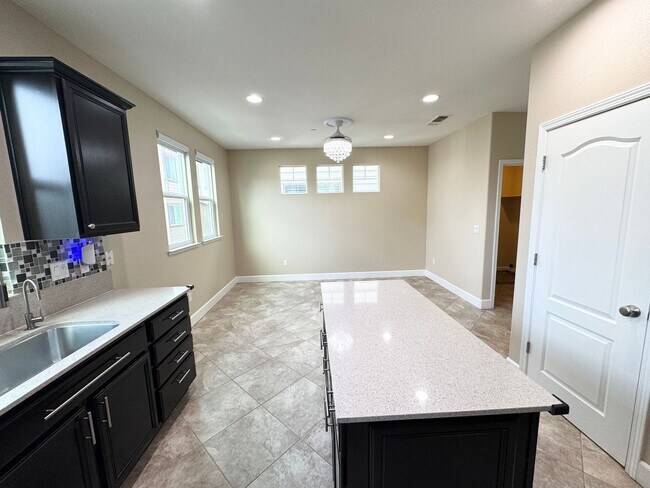 Building Photo - Perfect Shape Single Family Home in Dublin...