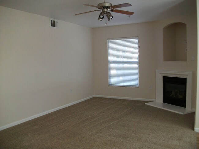 Building Photo - Well maintained 2 bedroom, 2 bath, 2-car t...