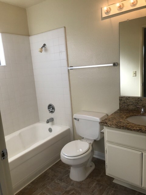 Baño - 2908 W. Victory