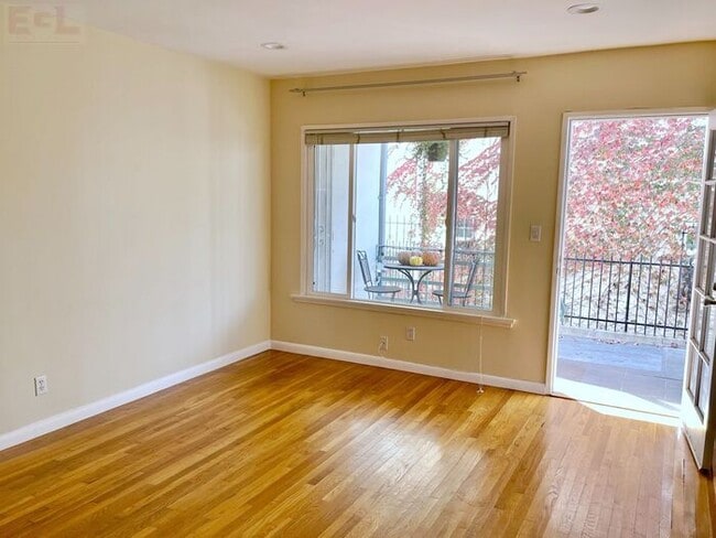 Building Photo - 1287 S Cochran Ave