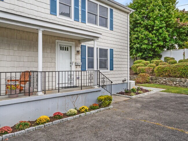 Building Photo - 13 Cos Cob Ave