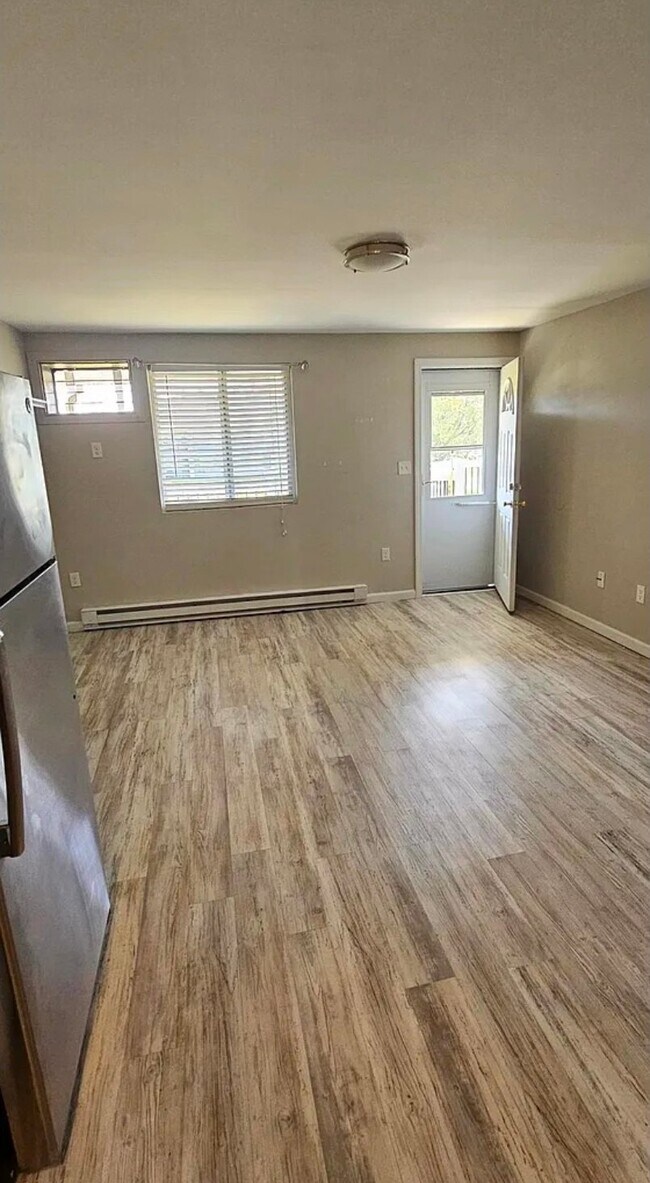 Foto del edificio - 131 Cosey Beach Ave