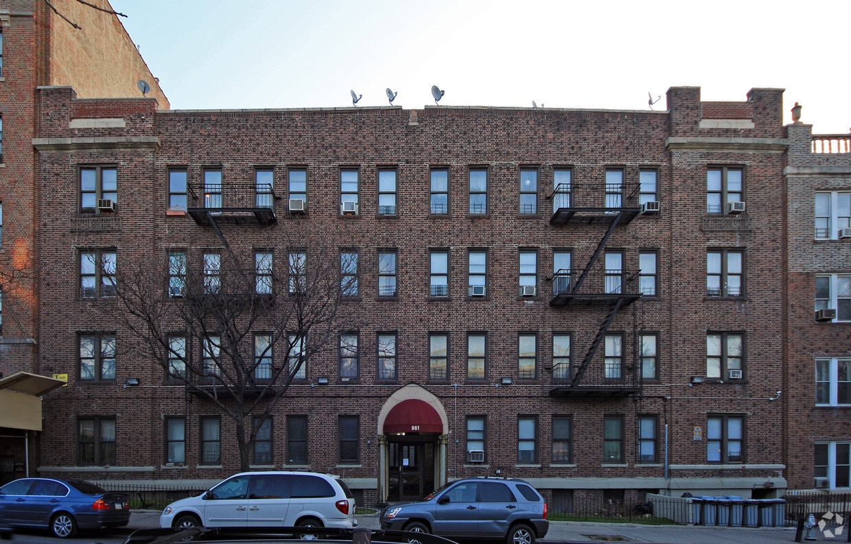 Primary Photo - 961 Washington Ave