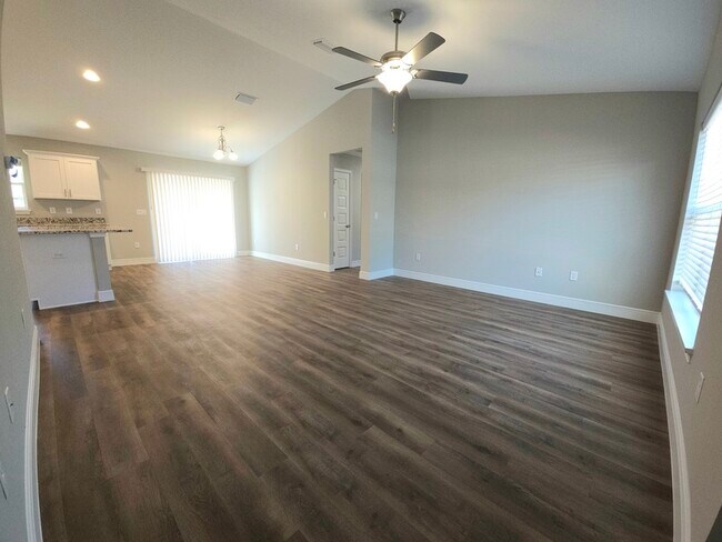 Foto del edificio - 7244 N Glenridge Cir