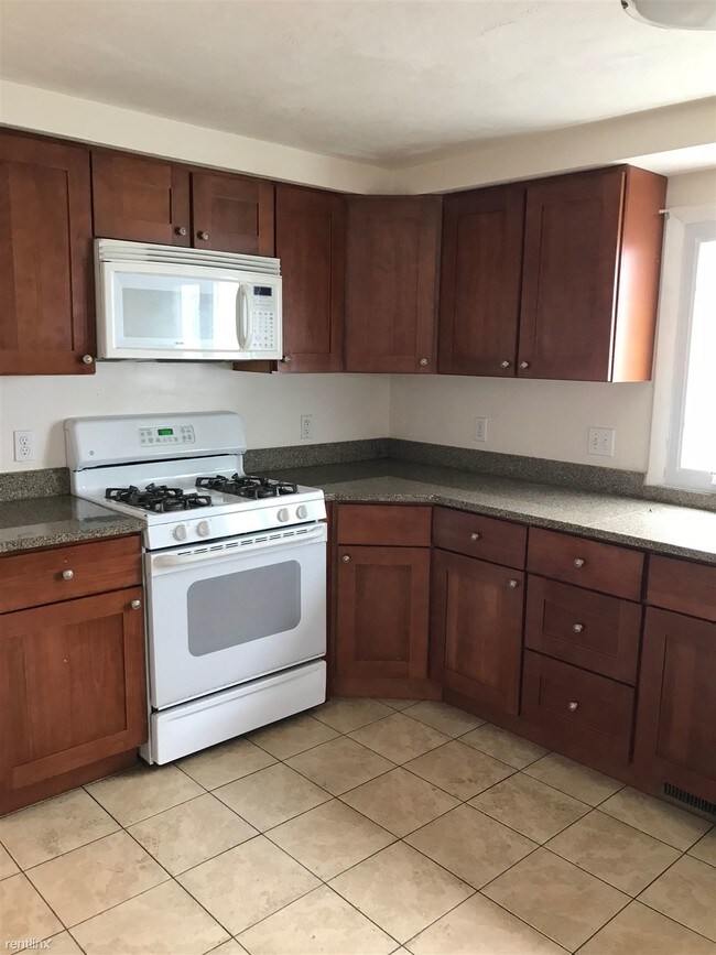 Building Photo - 3 br, 1 bath House - 38 Robin St