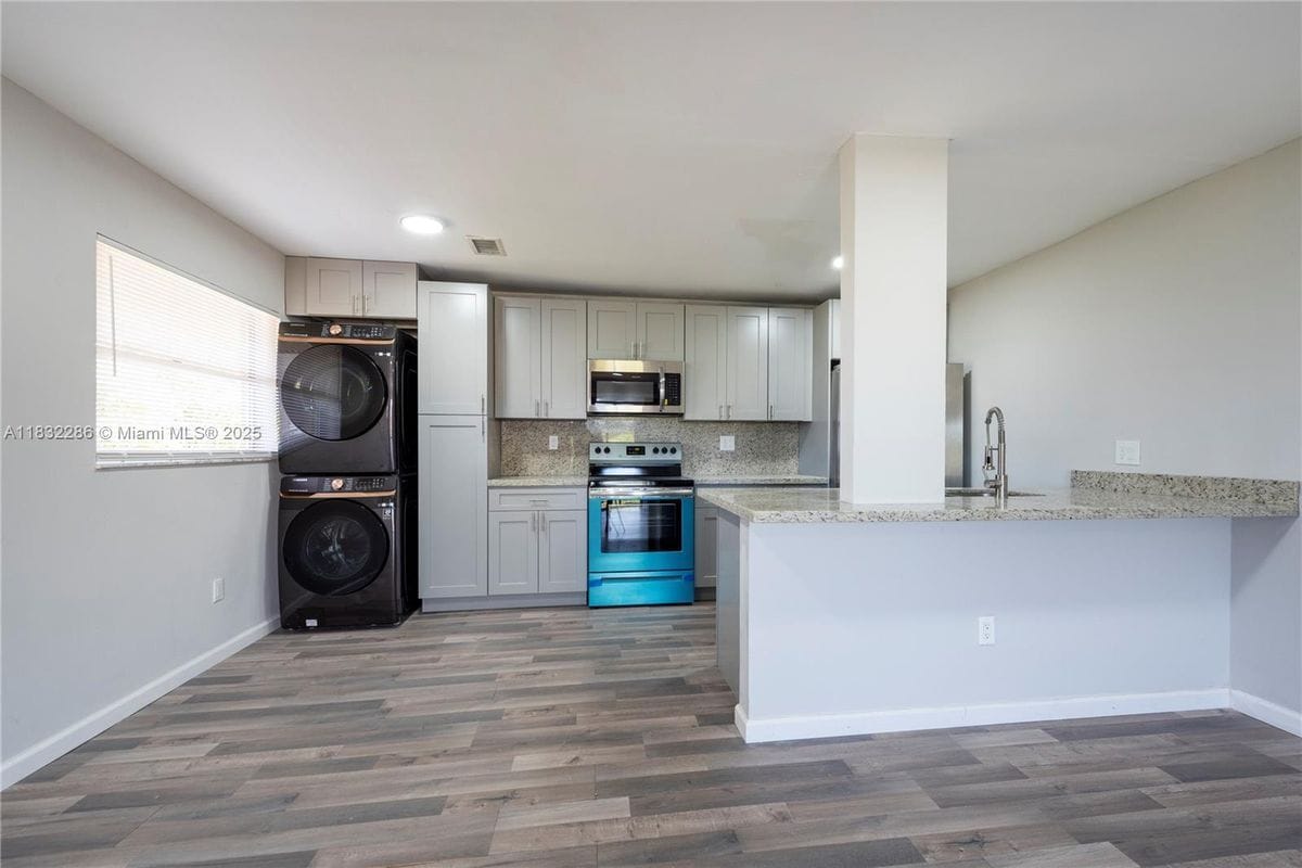Foto principal - 4111 Stirling Rd