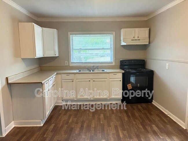 Building Photo - 1320 Kenly St