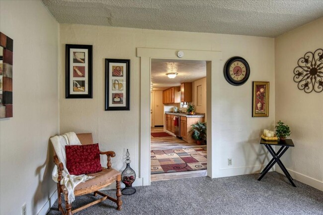 Foto del edificio - 2403 E Rowan Ave