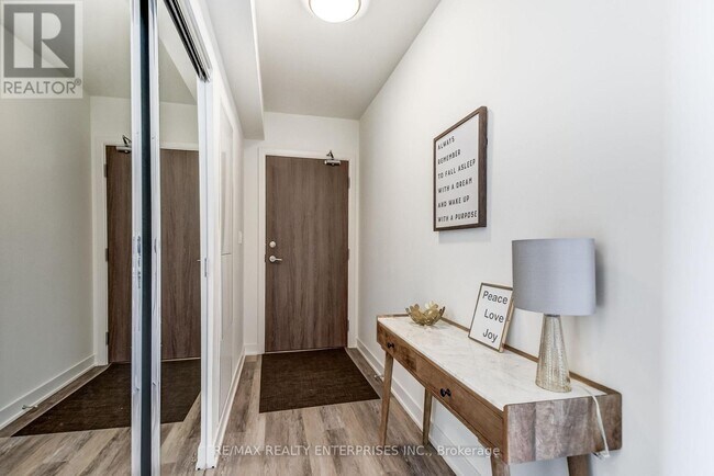 Photo du bâtiment - 27 Bathurst St