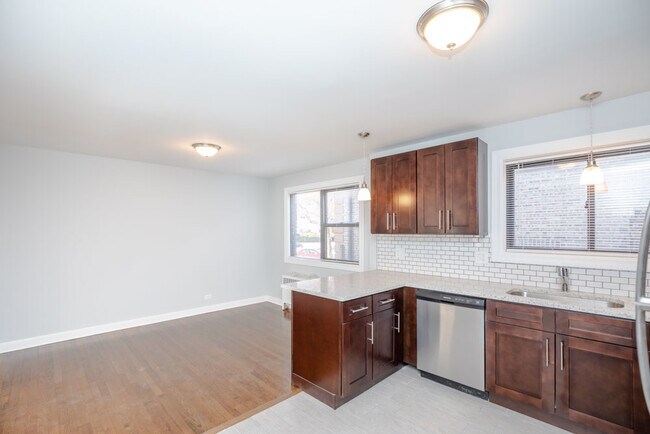 Foto del edificio - 6807 N Ridge Blvd